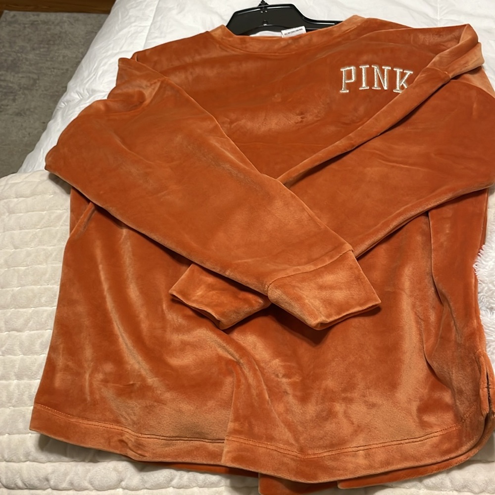 PINK
Varsity Velour Crewneck sweatshirt and High-Waist Velour Jogger.